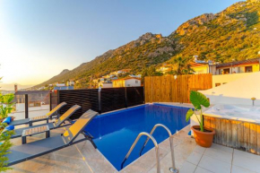 havuz ve çocuk için de jakuzi olanağı sunan deniz manzaralı rahat villa